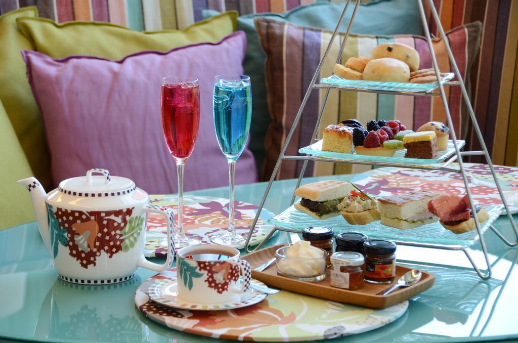 Symphony Style Hotel Kuwait Salmiya 외부 사진 Afternoon tea at the InterContinental Hotel, London