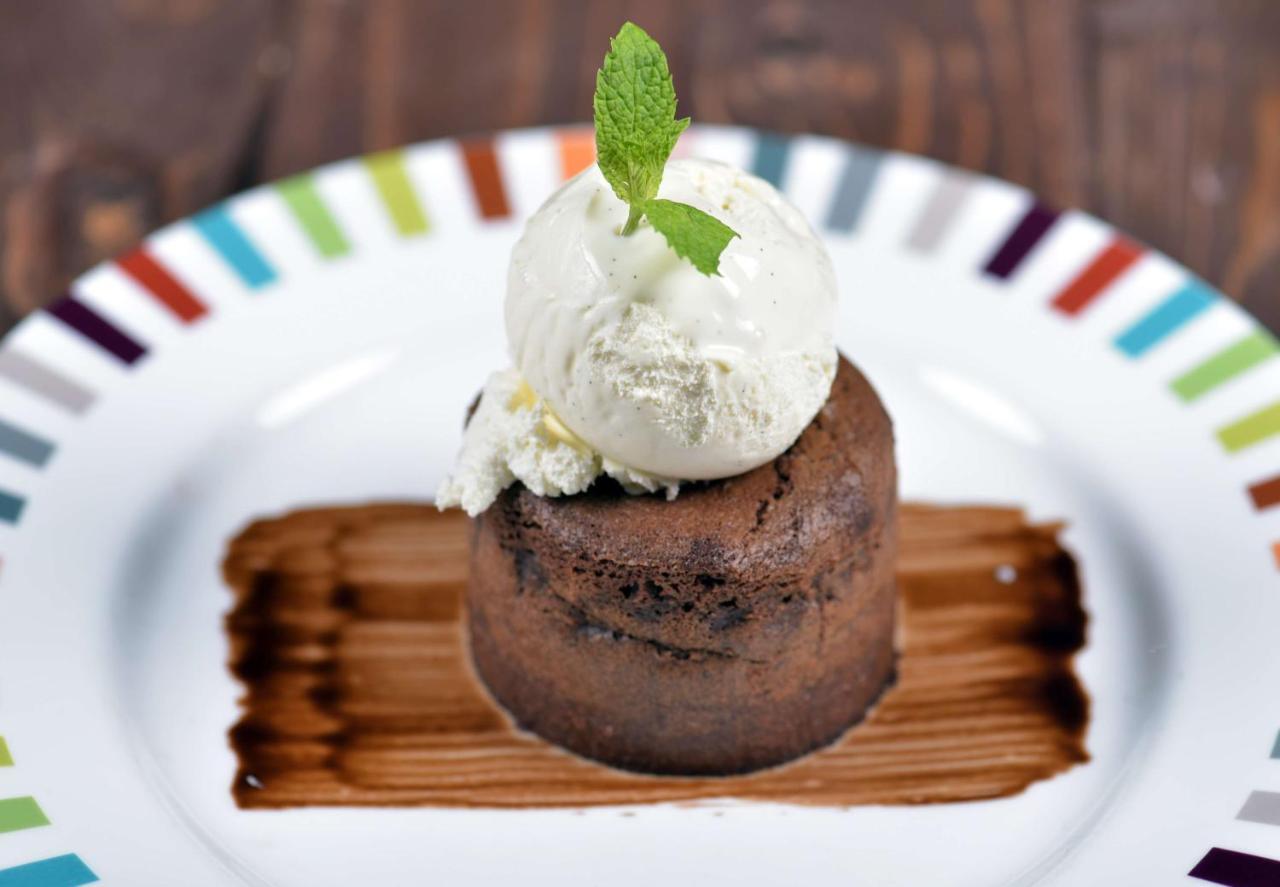 Symphony Style Hotel Kuwait Salmiya 외부 사진 A chocolate lava cake with ice cream